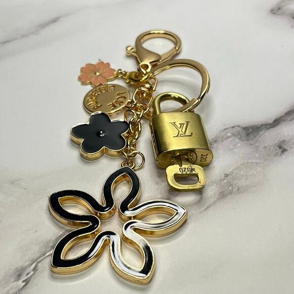 Louis Vuitton Lock & Key Set #320 with a Floral / Rhinestone Keychain - Picture 1 of 4